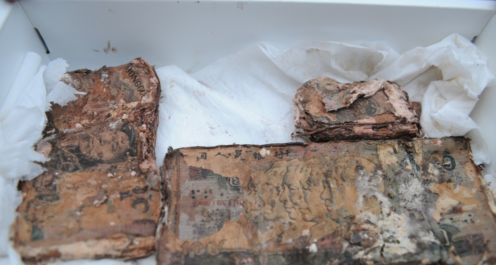 农村老汉将钱藏于地下,13年后拿出使用,揭开泥土后让人同情!