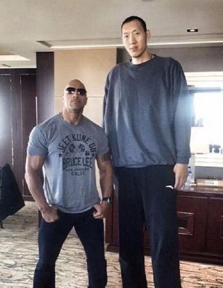 13图看和2米36巨人合影的体验佟丽娅很机智就姚明能和他比比