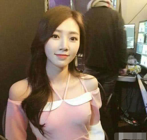 lck主持人金敏娜,因清纯的外貌被称赞