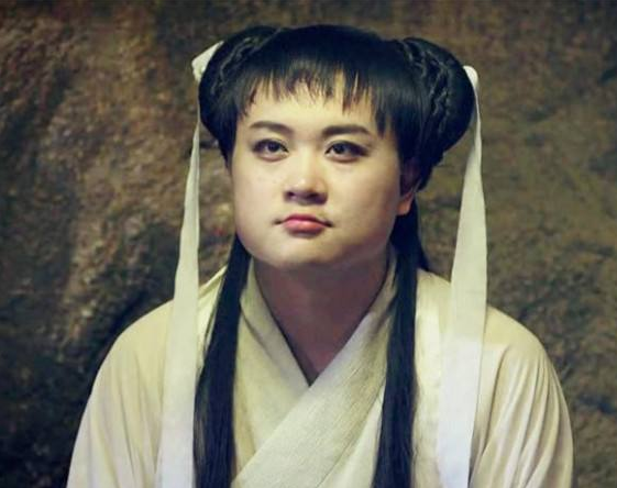 和其他版本的小龙女相比,颜值是最低的,但无疑也是最受欢迎,最搞笑的