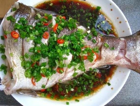 "清蒸鱼"先淋酱油还是热油?记好这3点,保证鱼肉鲜嫩无腥味