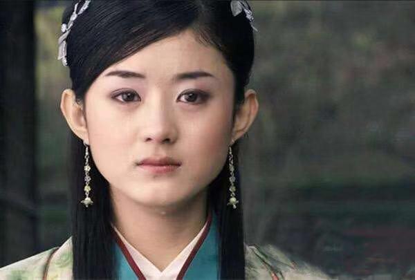 赵丽颖来自一个普通的家庭,也并非科班出身,以选秀的身份出道开始在