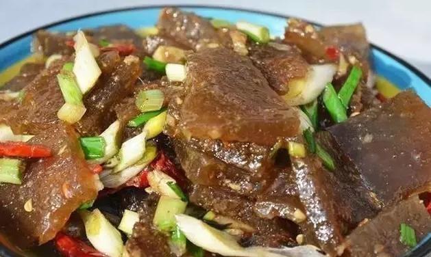 60多岁的大妈街头卖"焖子", 每天收入上千元, 但是只限量100碗