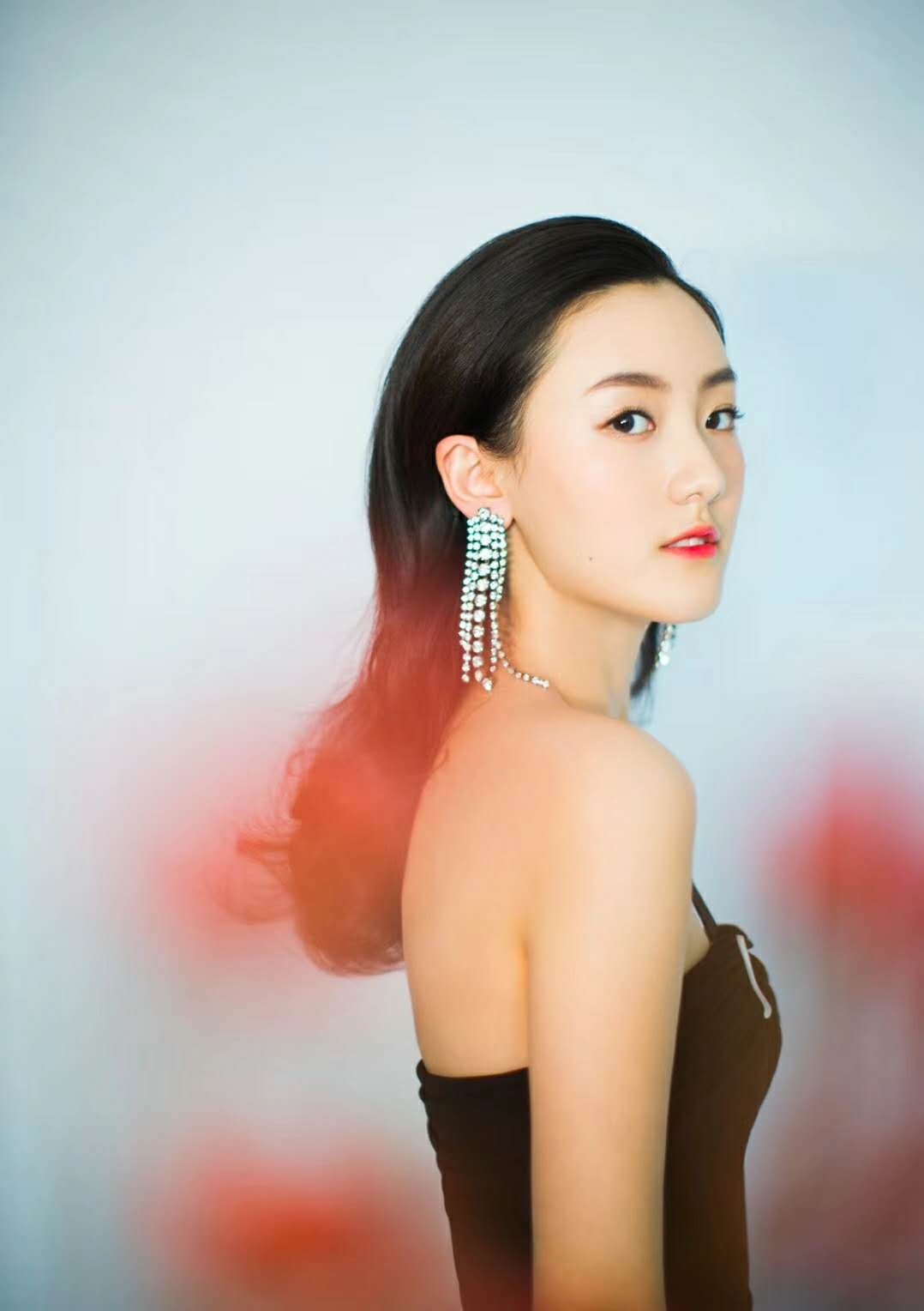 张乔耳开叉长裙亮相红毯气场全开美腿撩人