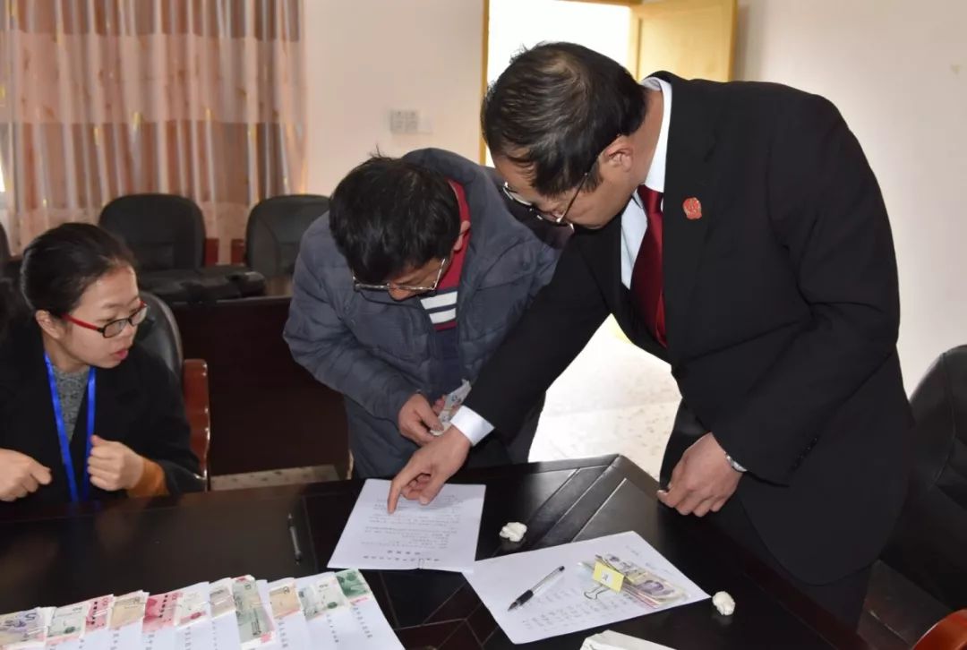 武平17名农民工领取被拖欠的工资,开心回家过