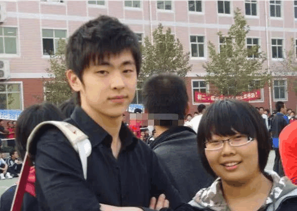 邓伦中学照片流出, 粉丝都在找他腿上的女孩, 其中一张令人遐想