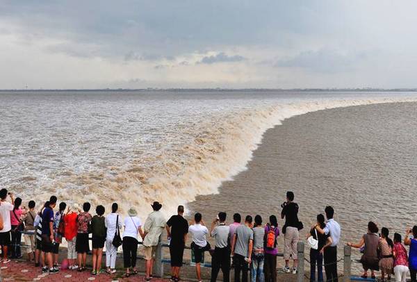 写钱塘江大潮最著名的诗词,下个月去观潮的时候可以感受一番