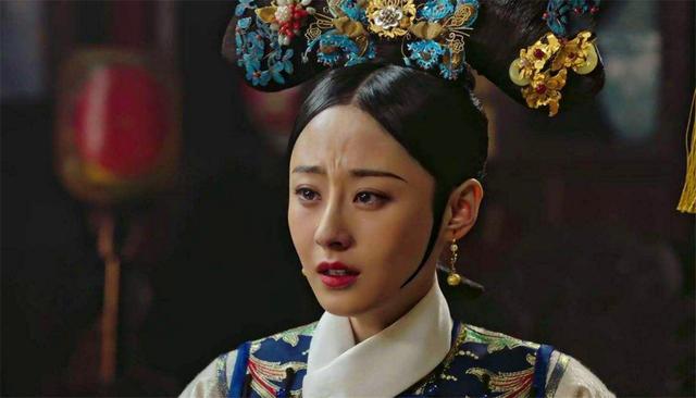 她与侄女一起进宫,侄女封后,她封嫔,侄女被害死,她却多活40年