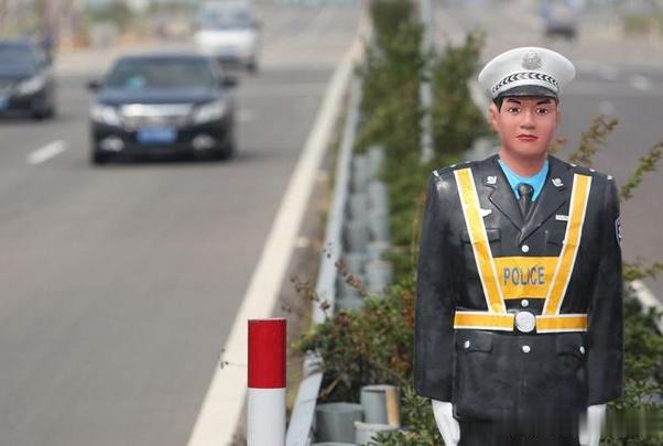 假人交警升级!手拿摄像头威风凛凛,违章车主:这个摄像头是真的