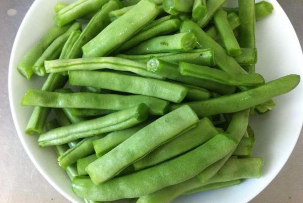 饭店里的蔬菜可以放心吃吗?洗菜大妈:很多菜不干净也看不出
