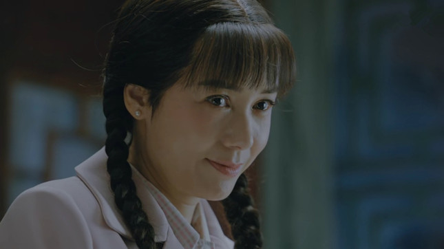 剧中,蒋雯丽饰演的角色叫徐慧真,从小在酒窖里泡大,懂酒,懂生意,更懂