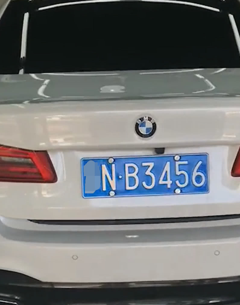 宝马车主按下车钥匙关尾门本不会太留意但车牌实在太另类