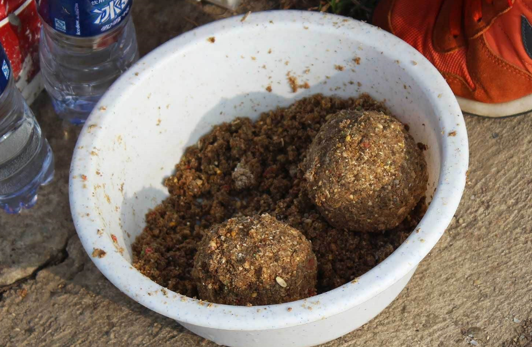 这款自制饵料"偷着用",制作简单竿竿爆护