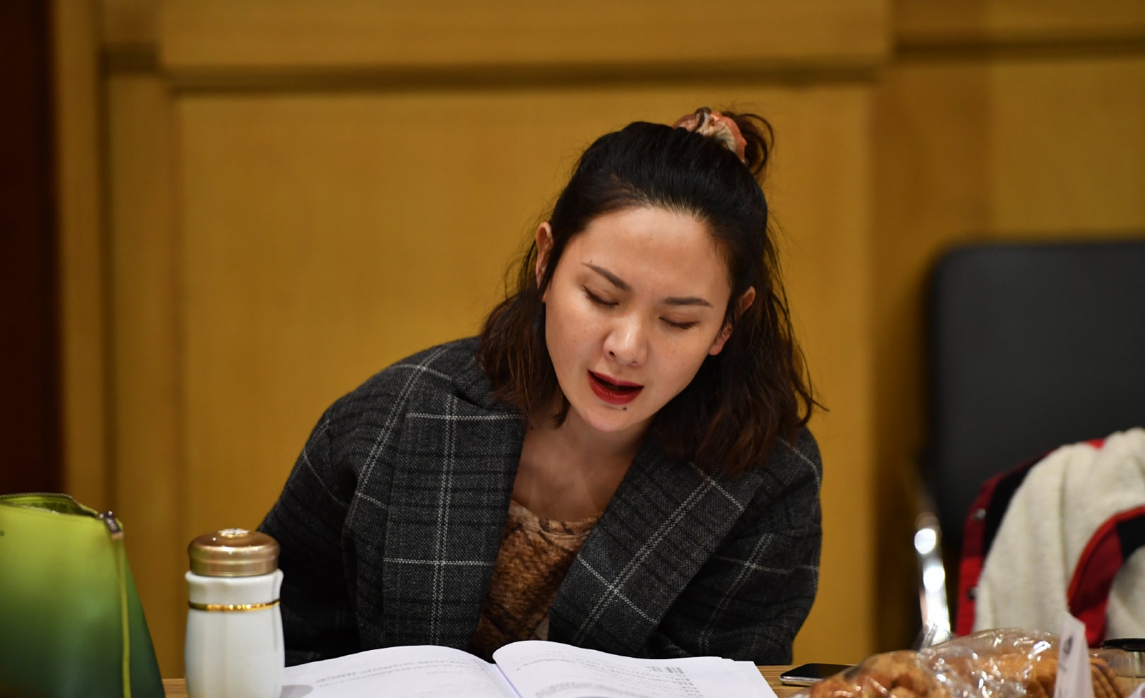 郭晓东妻子程莉莎晒睡衣照舞台剧即将上演知性风温婉动人