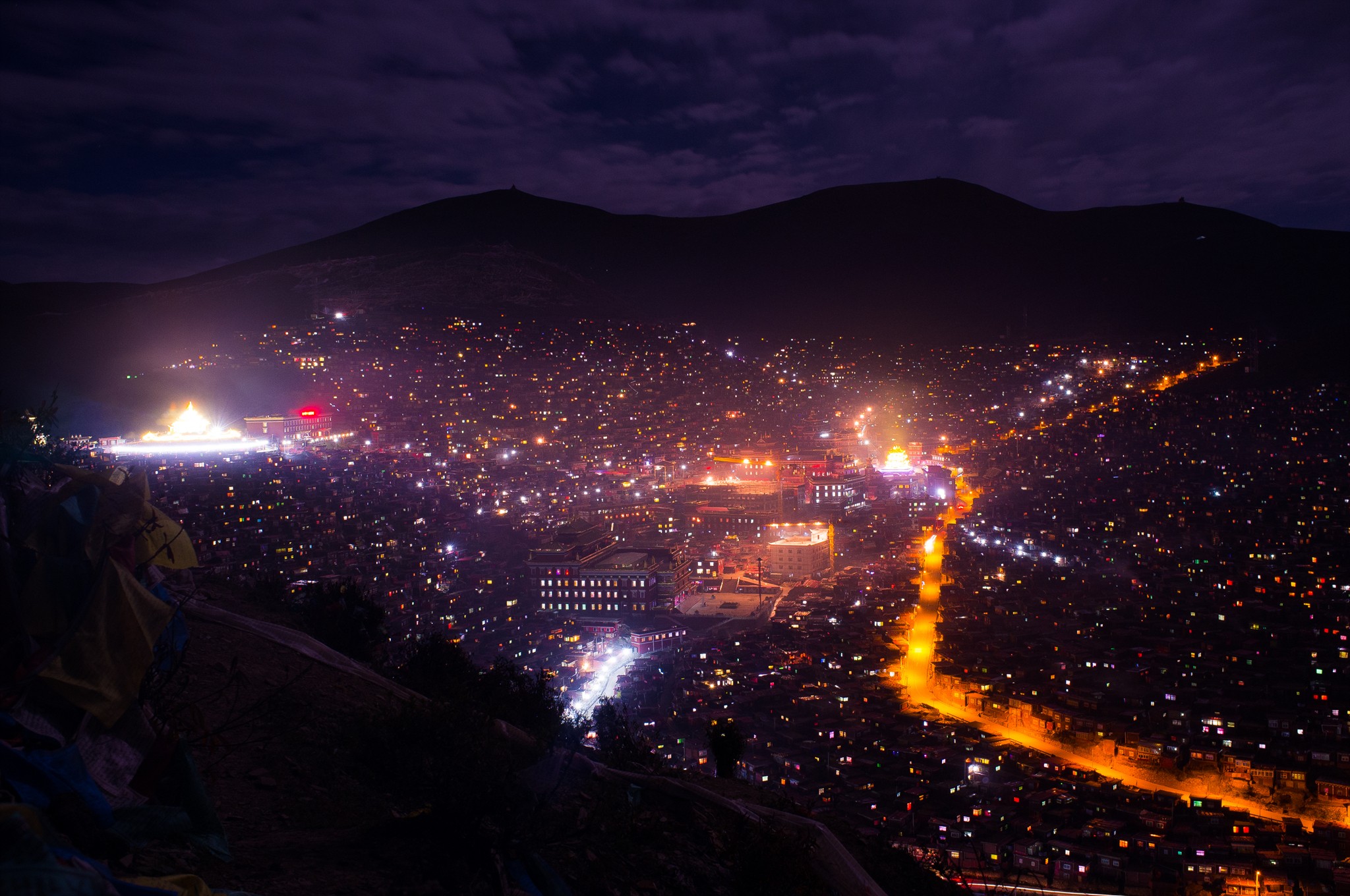 四川一处山坡上密密麻麻数万座僧房灯光亮起就像天上的星星