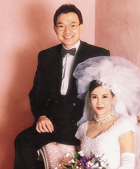 74岁香港才女白韵琴与小15岁老公牵手逛街,画面甜蜜温馨