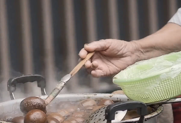 说起南京的这个卖茶叶蛋的小摊,还是有四十年的历史呢,一个小摊能坚持