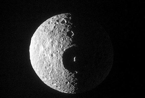 和"死星"一模一样的坑,整个土卫一星球看起来与那种超级武器极其相似