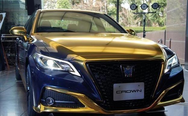 "金色"丰田皇冠现身,网友:越造越不像话,还我老皇冠!