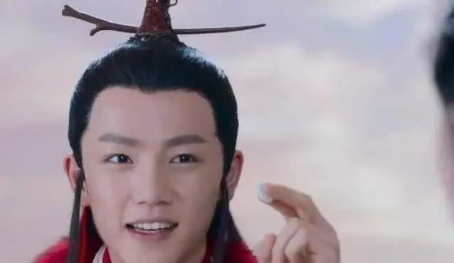 润玉是剧里大家又爱又恨又心疼的人,小鱼仙倌小时候很可怜,长大后还被