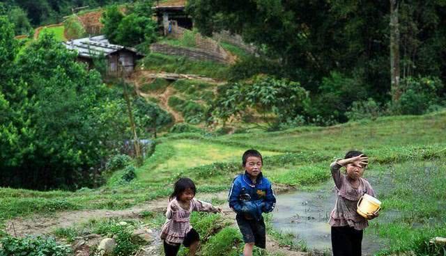 爷爷奶奶在地里面干活,留守儿童在山上撕心裂肺的哭