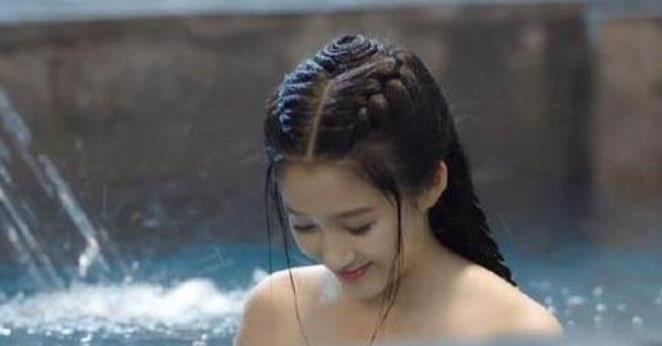 关晓彤作为国民闺女,她亭亭玉立的形象也是深入人心,在最近这两年,她