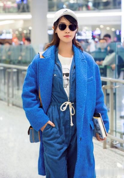 蓝盈莹一身蓝装,大衣配工装裤,网友:全靠颜值撑起来