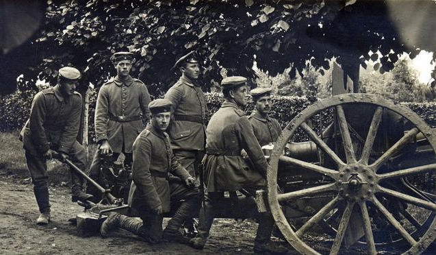 第一次世界大战时的圣诞节,英德士兵用足球代替炮弹,进行较量