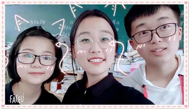 初中女生晒和同学照片,看照片,网友:这是生活的小乔欣。|乔欣|初中生|校园_新浪新闻