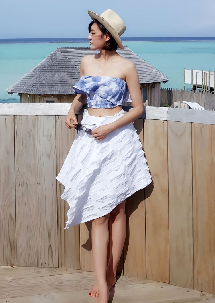 女性偶像牟星,在裙子上缝一块破布,意外凹出尤物身材