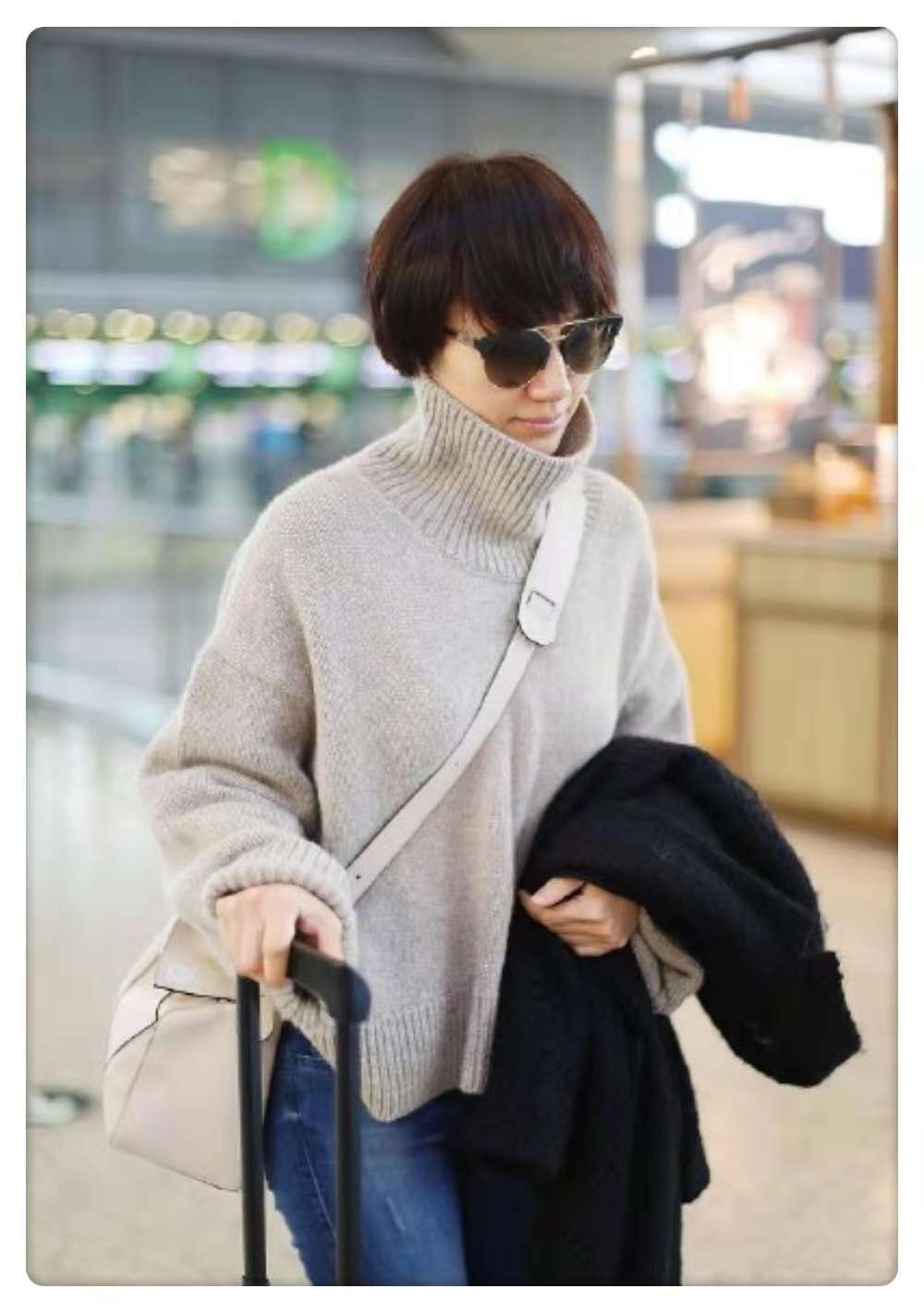 袁泉的大衣造型,不仅时尚而且十分减龄,网友:天生丽质难自弃