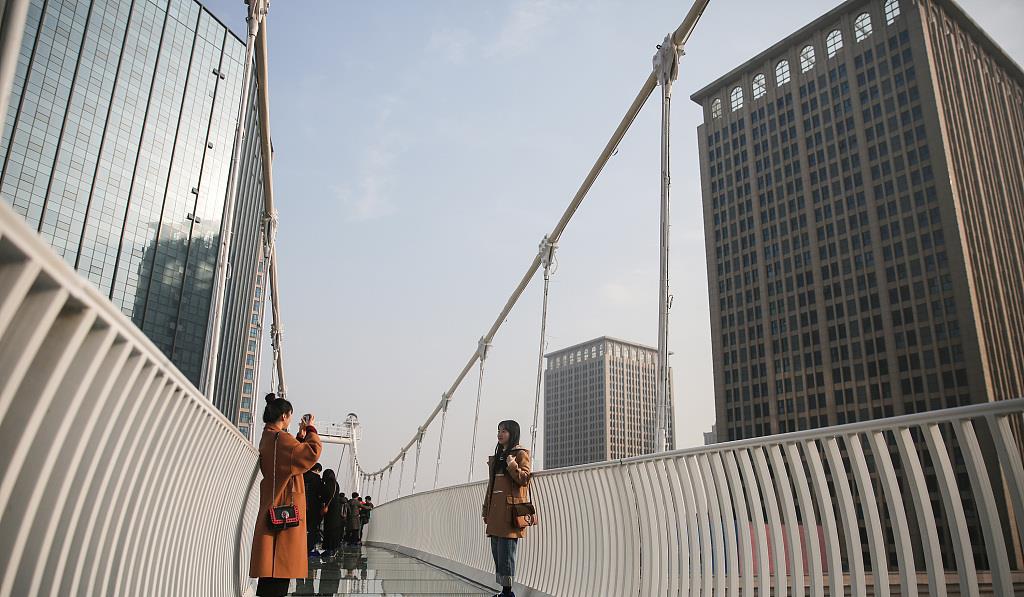 石家庄一玻璃桥走红 行走时特效声让市民胆战心惊