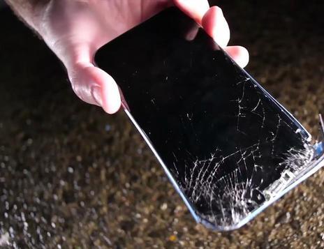 老外将iphonexr狠狠砸向水泥地面,结果玻璃机身摔得稀碎