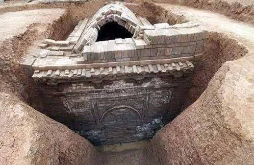 秦岭挖出一古墓墓中一书令人不解破解后专家直言太奇怪