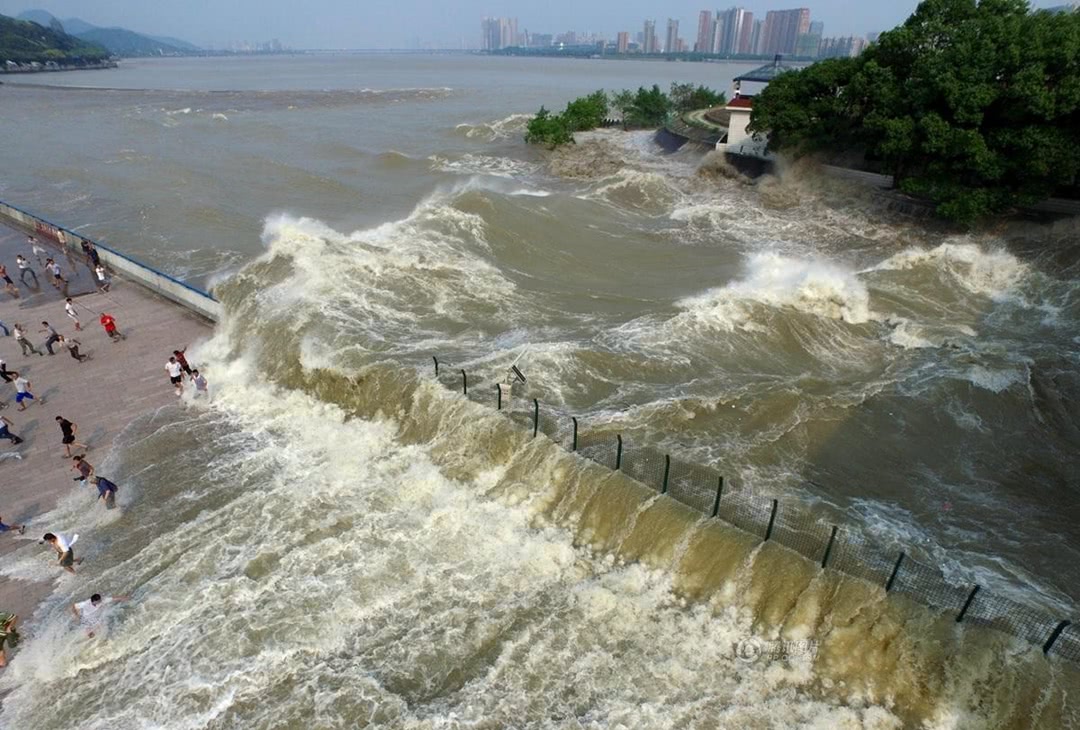 旅行图集:钱塘潮的浪花浑浊汹涌,气势十足!