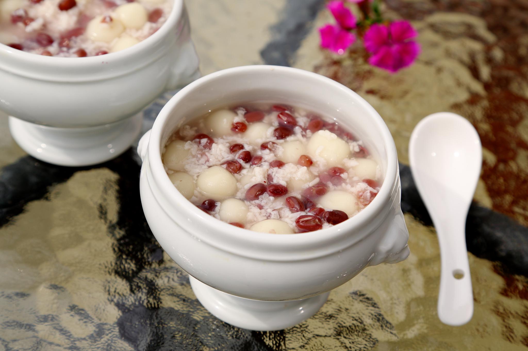 元宵节到了蜜红豆酒酿小元宵美容养颜女人更应该多吃