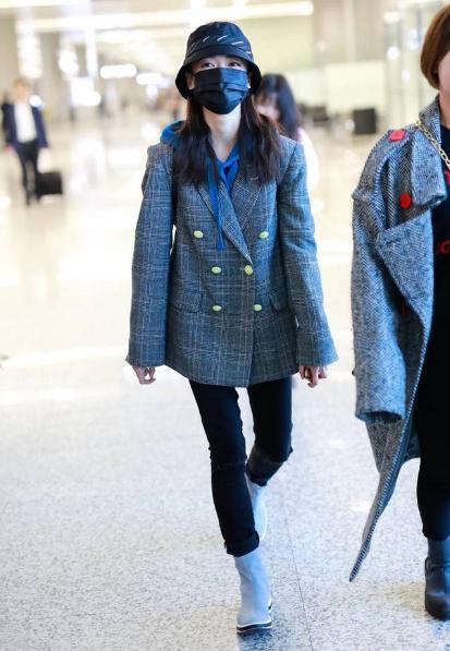 吴谨言穿西服外套配卫衣,竟意外和谐,轻松展现出少女感!