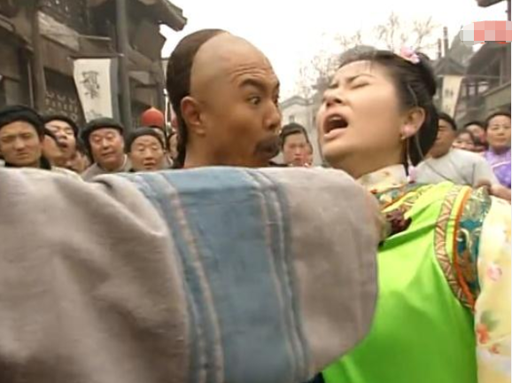 同样是紫薇替皇上挡刀,林心如原版让人心疼,新版却演出了表情包