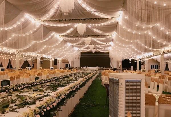 越南富二代耗资30万办奢华婚礼引热议,18岁新娘一脸淡定