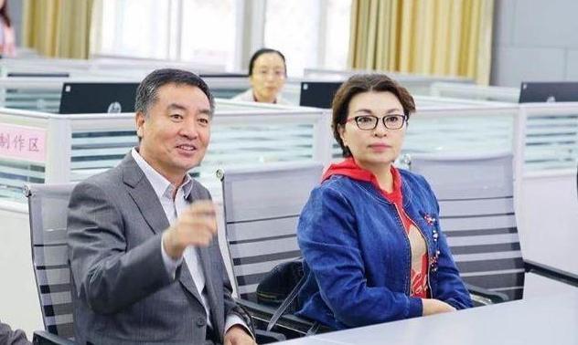 记得以前的李瑞英总是短发和西装,给人一种职业范儿,反而现在年纪越大