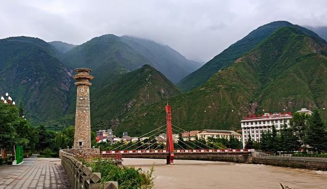 九寨沟县位于四川北部,川甘两省交界处,隶属于阿坝州,是川西地区最