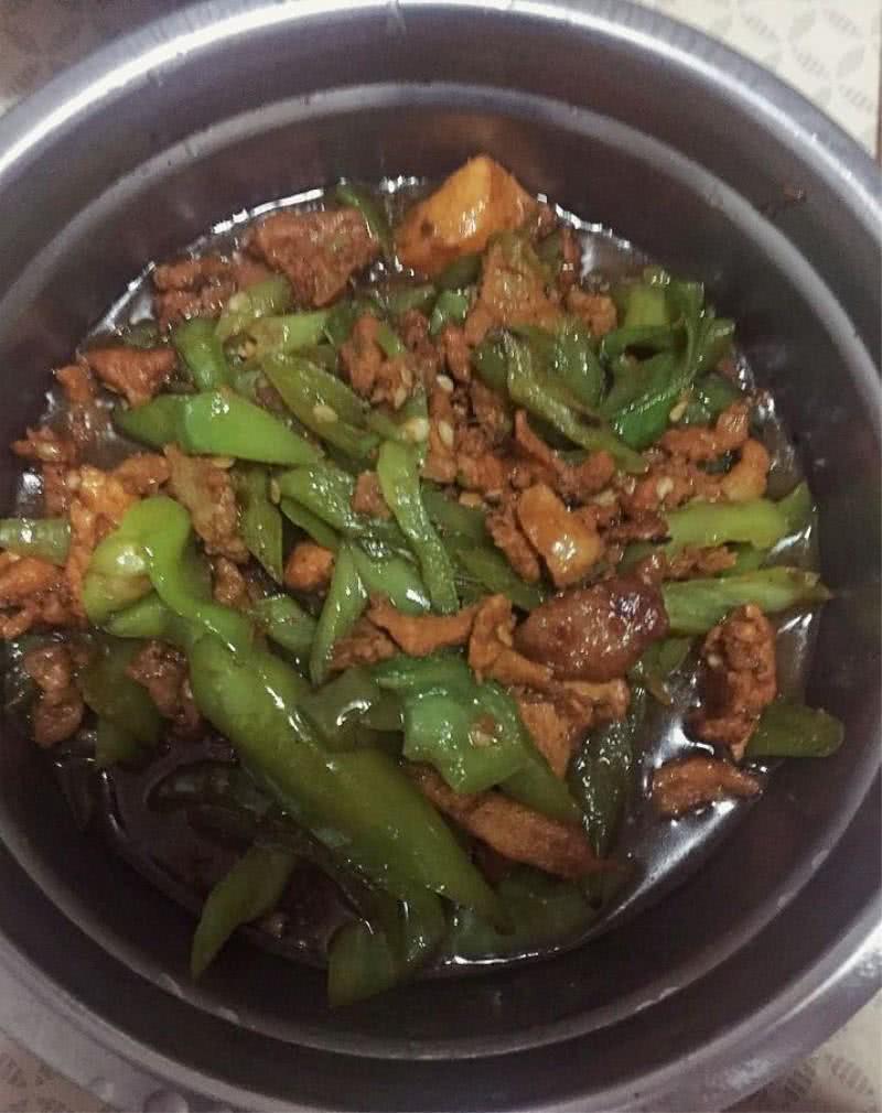 去嫂子家吃饭,饭菜味道不错,看到装菜的盘子,婆婆骂她没品位