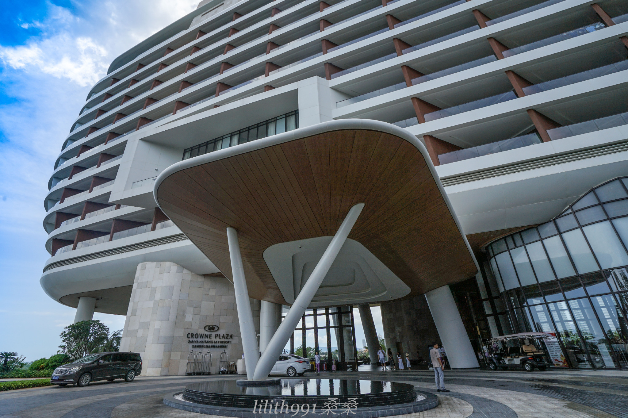 酒店外形真的是非常像游轮,流线型,设计感非常棒.