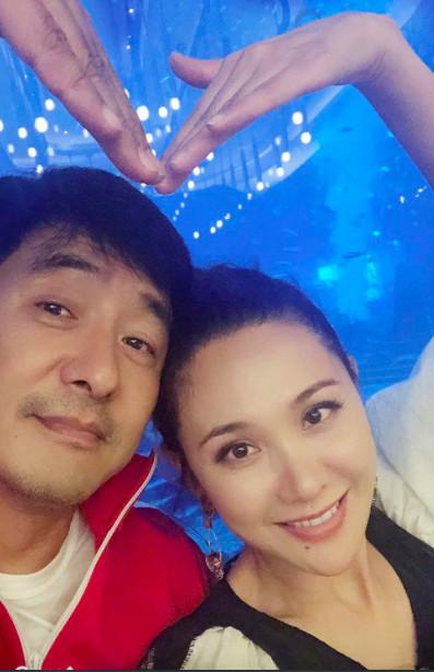郭晓东撇下儿子带老婆逛水族馆, 还和程莉莎罕见亲吻玩自拍!