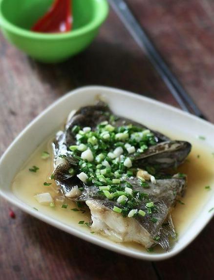 燉盅,加入五飯碗熱水(3人分量,飯前飯後各飲一碗)魚頭讓賣家對半斬開