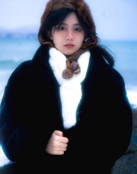 黑尾酱晒与大学同学合影,颜值成为关键,不愧是军艺出身的