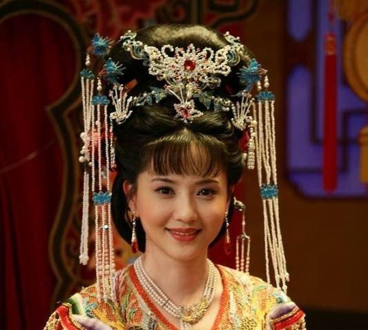 第一部参演的电视剧是《杨乃武与小白菜》,2000年在电视剧《福禄双全