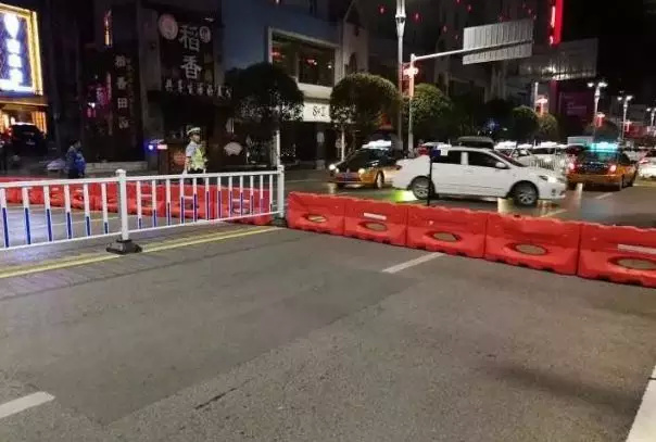 今晚开始到25日,这两条路每晚11点至凌晨5点封闭施工,你要这么走.