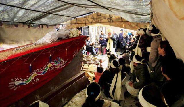 儿子欠工人工资后失踪,母亲打工替其还债,老人去世儿子却回来了