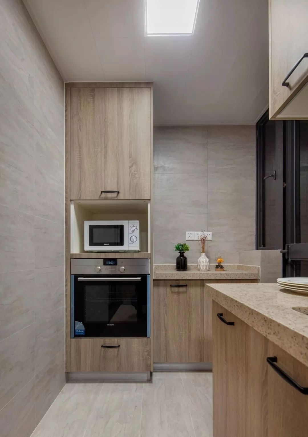 通往生活阳台的一角,也做也了收纳柜,放置小电器,收纳厨房用品,非常